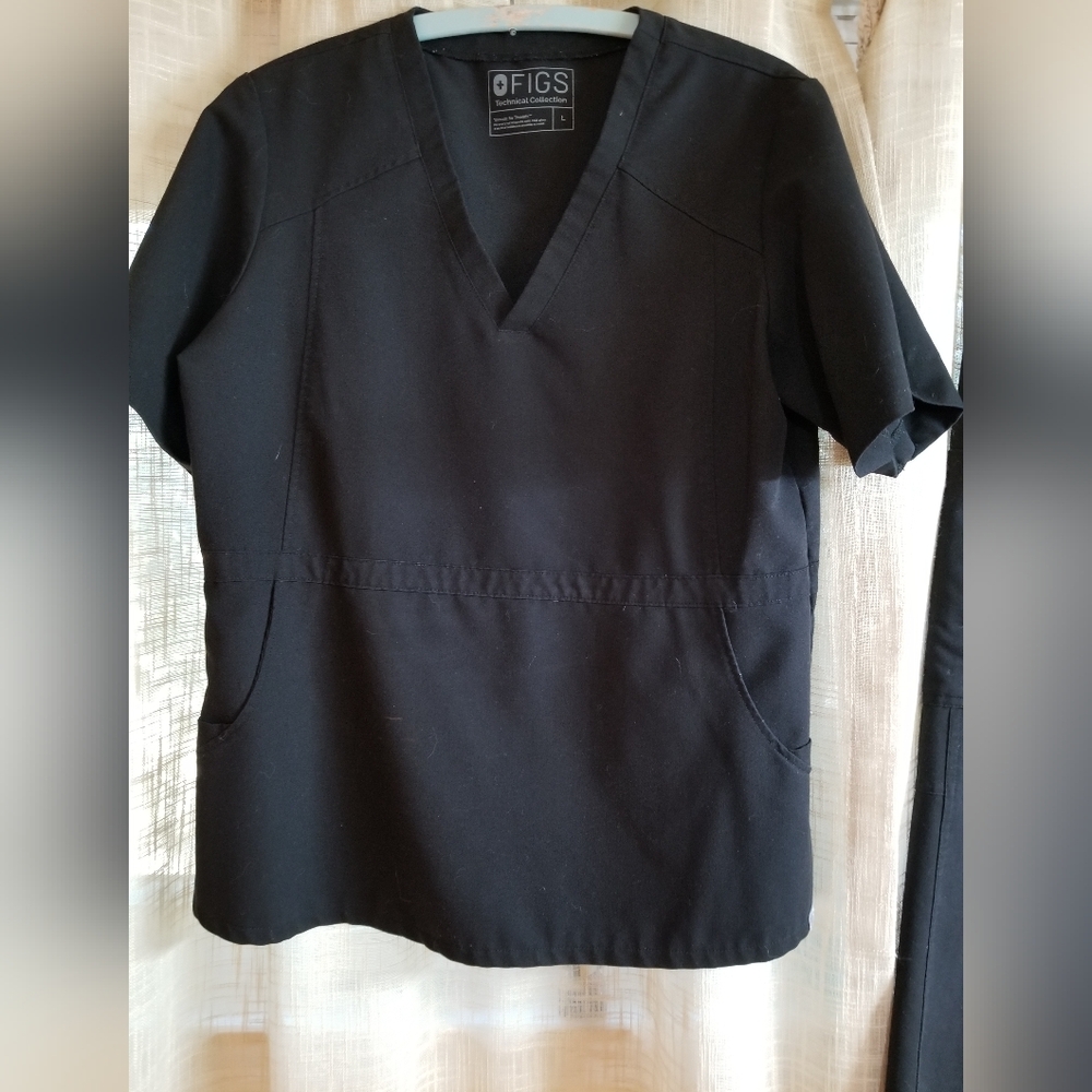 FiGS Black Scrub Top in Large